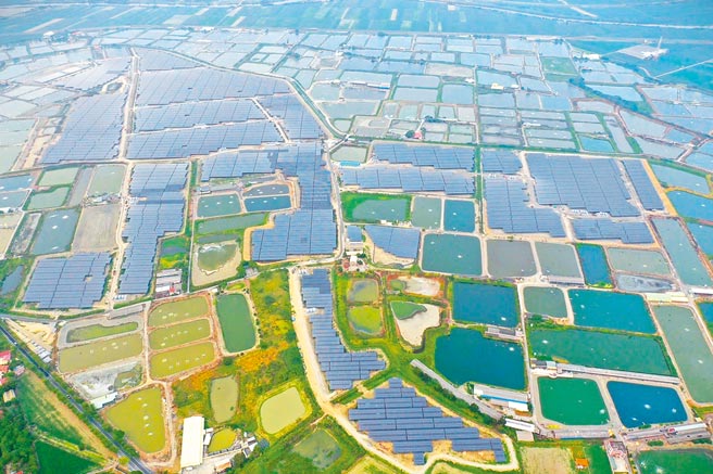 能源串接的領導品牌大亞集團，近年強攻綠電及儲能商機；圖為該集團學甲76MW太陽能電廠，採天然滯洪池工法，不破壞魚塭現況，並具蓄積雨水、滯洪功能，活絡生態系統，未來20年可發電超過18億度，等同約8,300萬棵樹木的吸碳量。圖／大亞集團提供