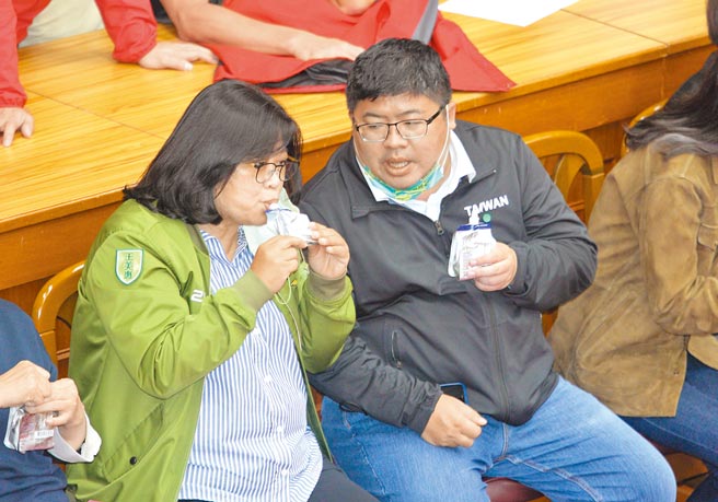 资深媒体人周玉蔻21日惊传确诊新冠肺炎，引起政坛热议，回顾过去一周她所主持的节目，可发现其接触过不少政治人物，包括民进党立委蔡易余（右）等人，蔡21日出席立法院财政委员会。（张铠乙摄）