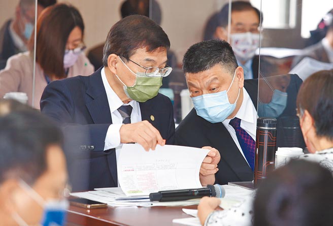 立法院交通委员会21日逐条审查台铁公司化条例草案，交通部长王国材（中左）与台铁局长杜微（中右）不时交换意见。（姚志平摄）