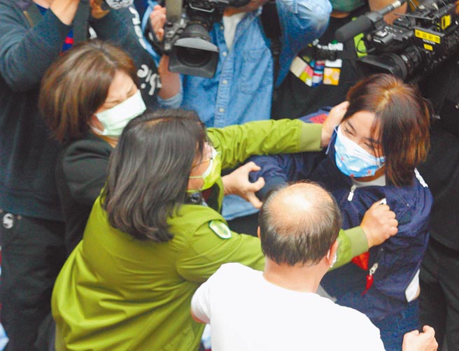 立法院财政委员会21日一早审查攸关国务机要费除罪化的会计法草案，朝野立委展开攻防大战，民进党立委王美惠（左）与国民党立委陈玉珍（右）爆发肢体推挤，最后民进党在人数优势下，强制表决过关送交院会。（张铠乙摄）