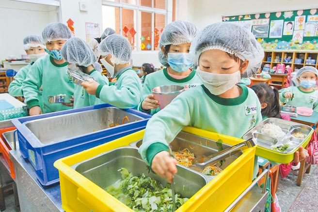 為加強推動學校午餐採用國產可溯源食材，行政院昨日拍板，5月起，學校午餐採用3章1Q國產可溯源食材。（台中市政府提供）
