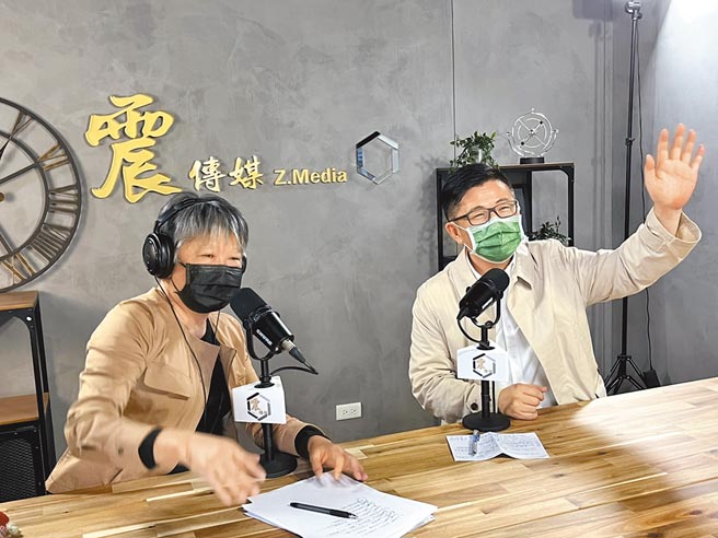 行政院顧問鄭宏輝（右）宣布參選新竹市長，並上電台節目暢談新竹市選情，分析各政黨政治板塊。（鄭宏輝提供／邱立雅竹市傳真）