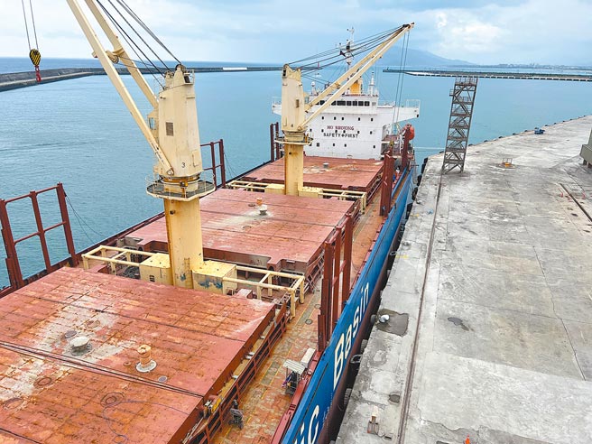 亚泥生产的第一批低碳卜特兰石灰石水泥，从花莲港出发（见图），已成功运达美国西雅图。（亚泥提供）