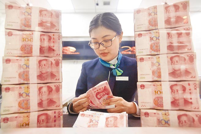 以色列以色列央行將首次將人民幣納入外匯儲備，同時削減美元和歐元持有量，以分散風險。圖為山西太原的銀行工作人員正在點幣。（中新社）