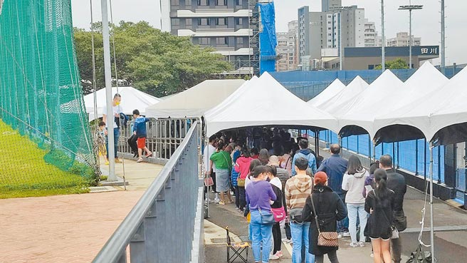 桃园区中路採检站21日爆满，排队人龙一度长达500公尺。（赖佑维摄）