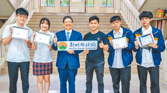 竹县六家、湖口高中学生拿到「数位毕业证书」，县长杨文科（左三）指这是全国高中发放非纸本毕业证书的首例。（罗浚滨摄）