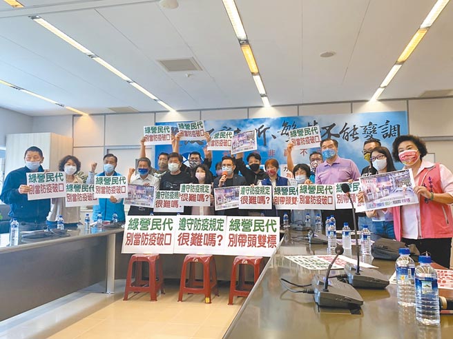 民進黨台中市議員周永鴻曾接觸周玉蔻、施志昌仍在自主健康管理期間，卻進入議會，國民黨團呼籲民代別雙標。（林欣儀攝）