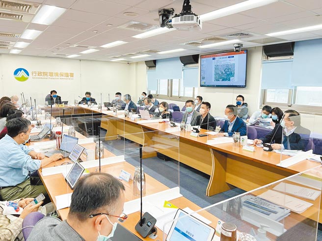 嘉义县长翁章梁率县府官员20日亲自出席嘉义县中埔乡公馆及水上乡南靖2大产业园区的环评大会，并带回通过环评的好消息。（嘉义县政府提供／吕妍庭嘉义传真）