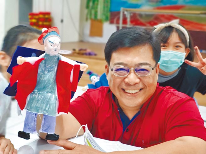 云林县知名的五洲园布袋戏中生代布袋戏名家林政兴。（周丽兰摄）