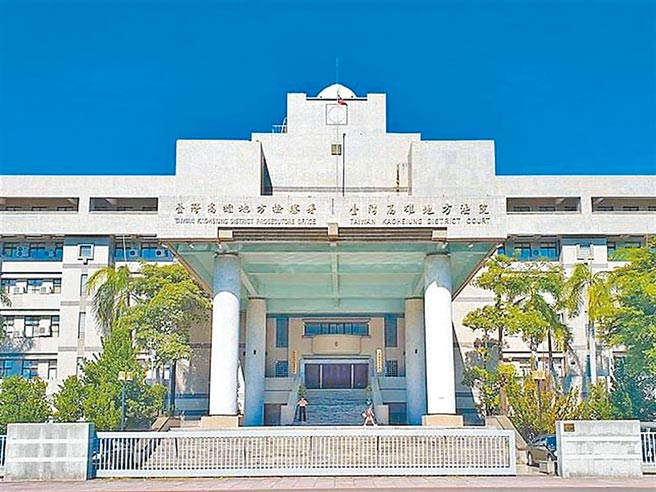 在高雄连锁大卖场上班的张姓男保全持刀将实习女学生强拉至机房性侵得逞，完事后还特地拍下裸照，甚至用沙拉脱清洗女学生下体。高雄地检署昨依妨害性自主罪，将张男起诉。（本报资料照片／袁庭尧高雄传真）