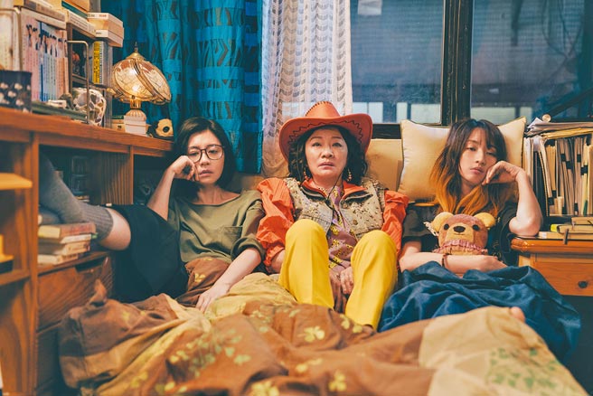 比莉（中）、賈靜雯（左）、柯佳嬿飾演看不對眼的母女，3人都在追求真愛的路上。（Netflix提供）