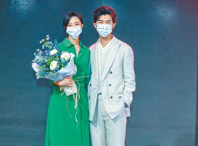 陈柏霖（右）与桂纶镁相识20年，昨首度献花给女方。（粘耿豪摄）