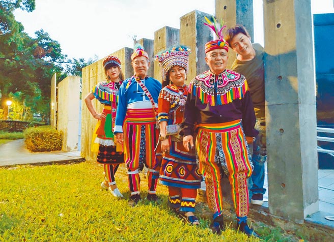 吉董（右起）、蒋进兴及第2代马兰吟唱队3人合影。 （独一无二娱乐文化提供）