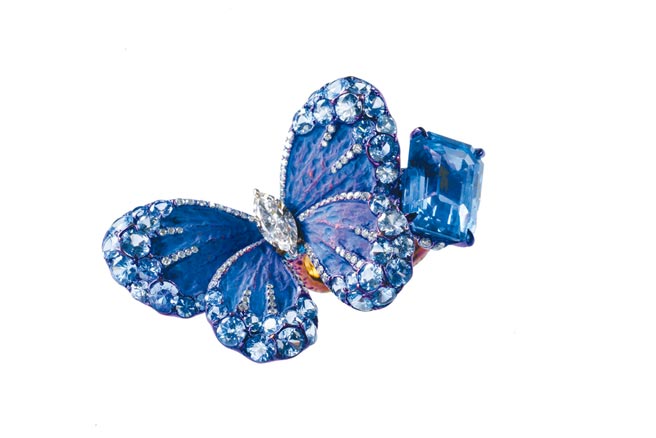 AKACHEN鈦金屬星月藍寶蝴蝶戒指，主石為13.5克拉藍寶石。（AKACHEN提供）