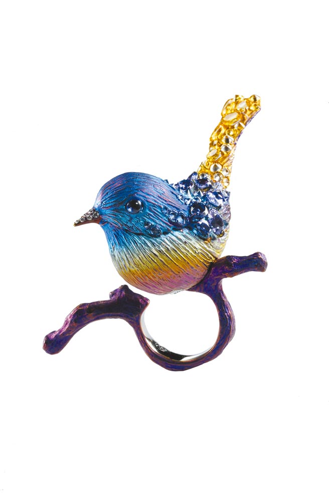 鈦金屬奔奔鳥戒指，鈦金屬的黃藍漸層色調十分鮮活，栩栩如生。（AKACHEN提供）