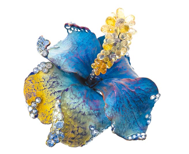 AKACHEN的鈦金屬技術更加精進，今年研發淡黃、金黃、寶藍漸層色的鈦金屬朱顏木槿花胸針，技術領先珠寶界。（AKACHEN提供）