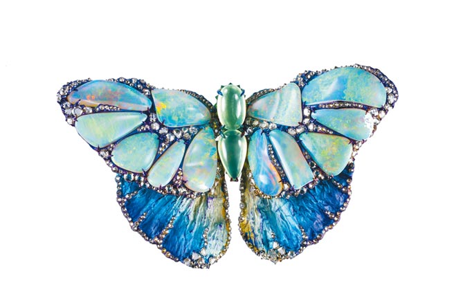 AKACHEN鈦金屬晴山蝴蝶胸針，鈦金屬結合珠寶鑲嵌工藝，更添奢華品味。（AKACHEN提供）