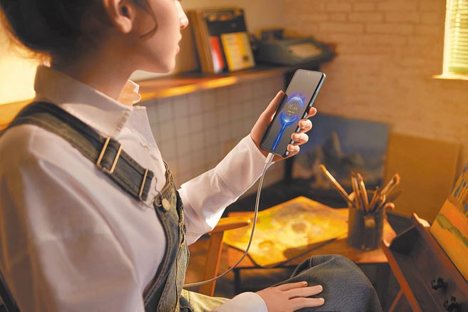 Redmi Note 11 Pro+ 5G搭载旗舰级120W HyperCharge极速快充，配备4500mAh大电量，在快充加速模式下，短短15分钟内即可充满电。（小米提供）