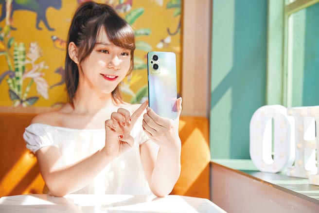 OPPO Reno7 Z的6400万画素AI三镜头，以及1600万画素前镜头新增的「前镜头人像HDR」，都能带来更佳的人像拍摄效果。（OPPO提供）