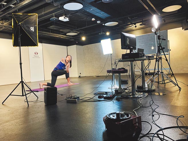 全真瑜珈教練透過鏡頭教導動作，讓會員在家就能遠距運動。（全真瑜珈健身提供）