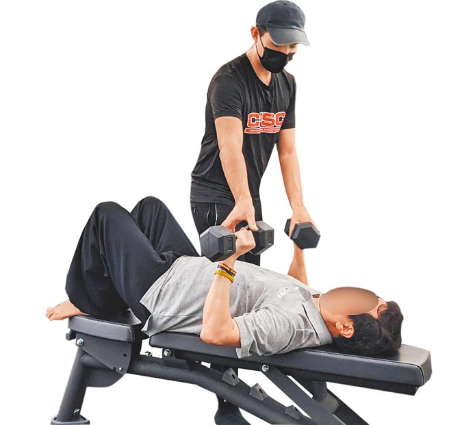 私人教練YUAN疫情期間仍注意防疫，提供學員安心環境。（YUAN提供）