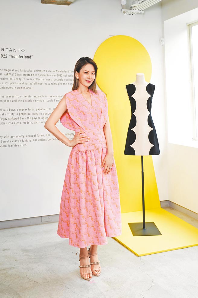 Melody以Peggy Hartanto亮色洋装现身LIGHTWELL。（LIGHTWELL提供）