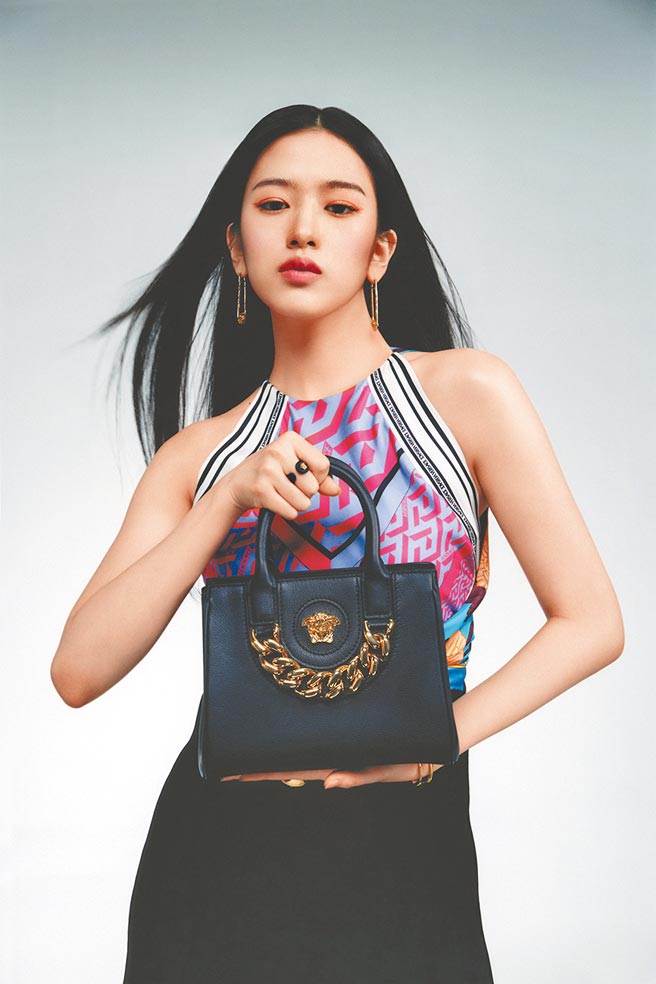 安宥真藉Versace，展现她的性感姿态。（Versace提供）