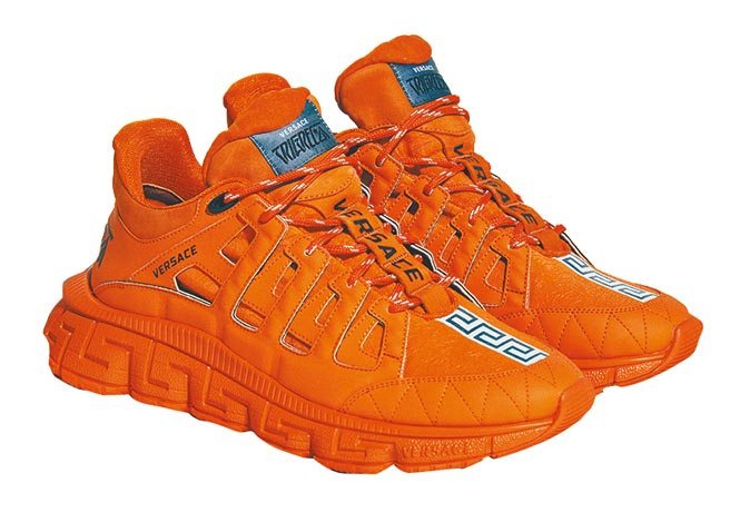 Versace Trigreca橘色运动鞋，3万1000元。（Versace提供）
