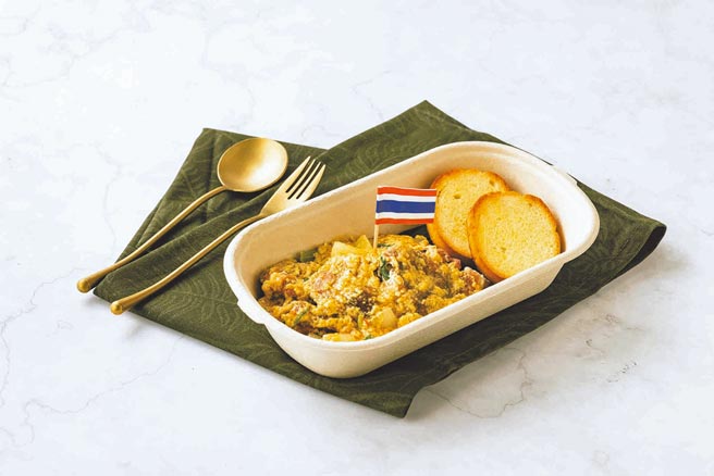 远东SOGO百货忠孝馆即起至4月24日止，携手泰国商务处、泰国观光局，于12F活动会馆举办全台最大规模「泰飨趣Thailand」展，如米其林1星「颂丹乐」的泰式翻炒河粉、米其林推荐Nara Thai cuisine黄咖哩软壳蟹（附2片软法麵包）等美食（见图）200元。（SOGO提供）