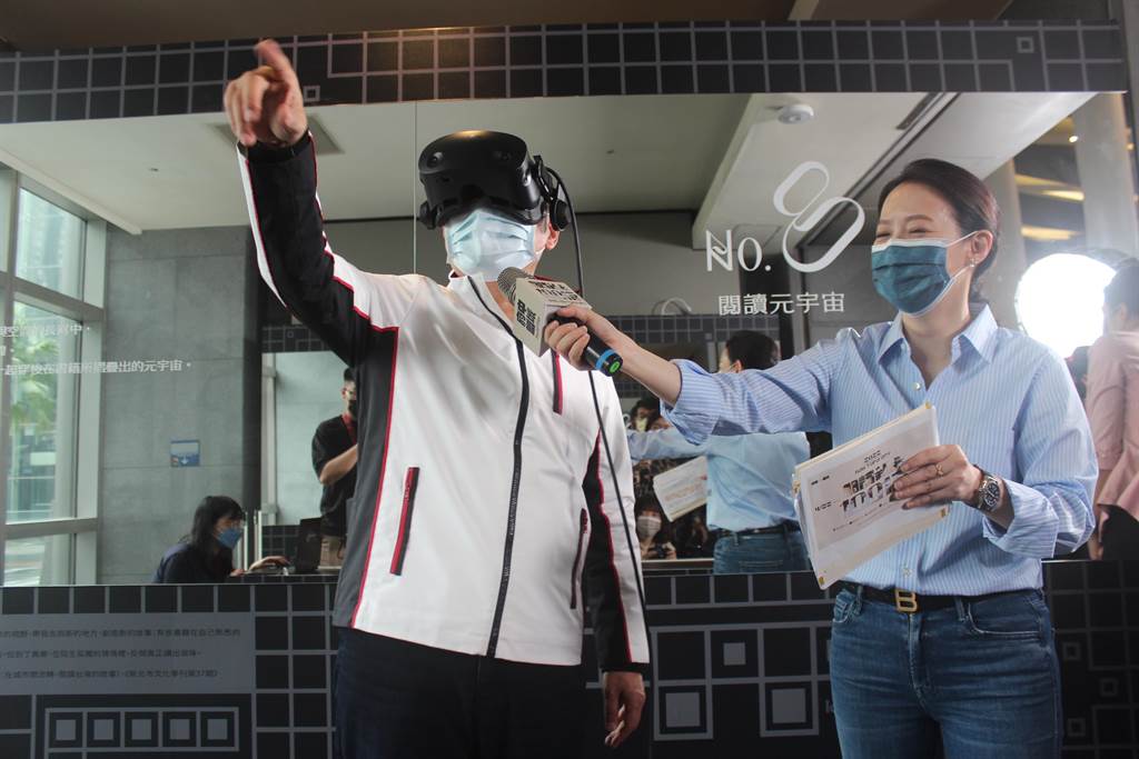 新北市長侯友宜戴上VR眼鏡，在「閱讀元宇宙」展區穿梭於另一個時間與空間的長河，體驗身歷其境感受（陳慰慈攝）