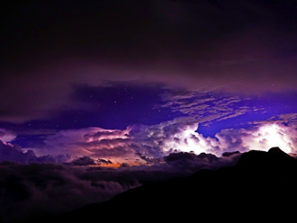 太壯觀！花東入夜大雷雨 玉山北峰氣象站拍下驚人閃電雲海