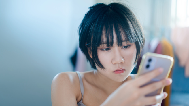 20岁女大生发现身边友人都有性经验，自己却仍是处女，相当好奇性事也担心再无机会破处。（示意图，达志影像/shutterstock）