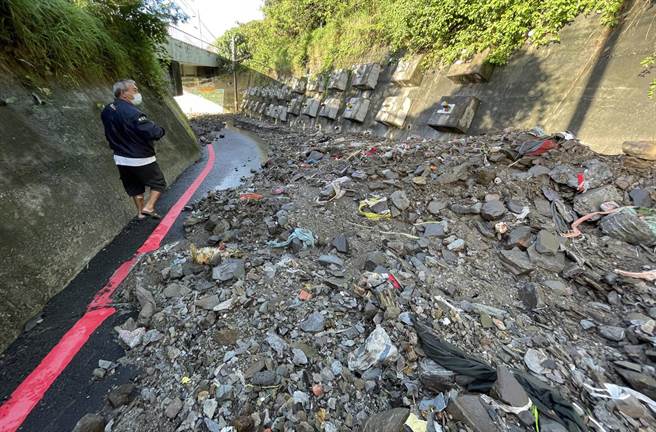 昨晚强降雨引发大量土石流，台东多良火车站今闭园1天。（民眾提供）