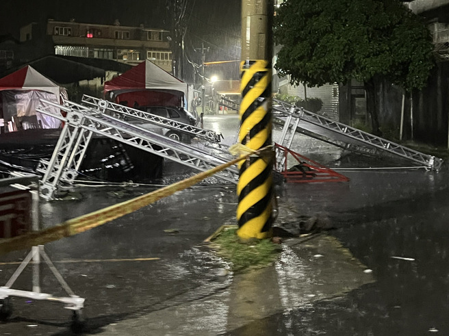 嘉義凌晨雷雨交加，廟口舞台架子被吹倒。（圖／記者爆料網提供） 