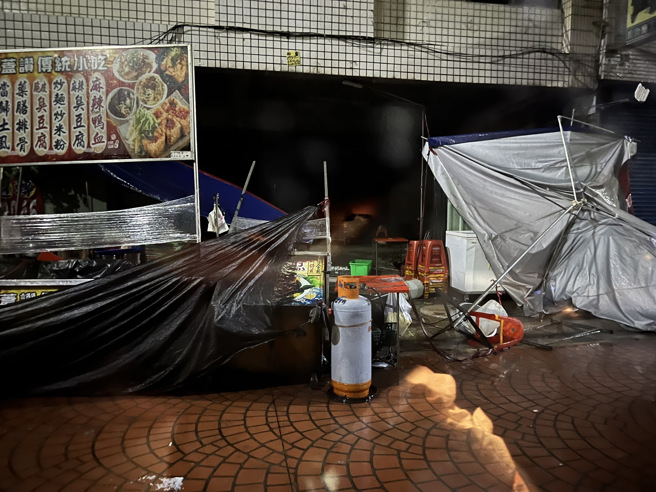 嘉義路邊攤販被吹得東倒西歪。（圖／記者爆料網提供） 