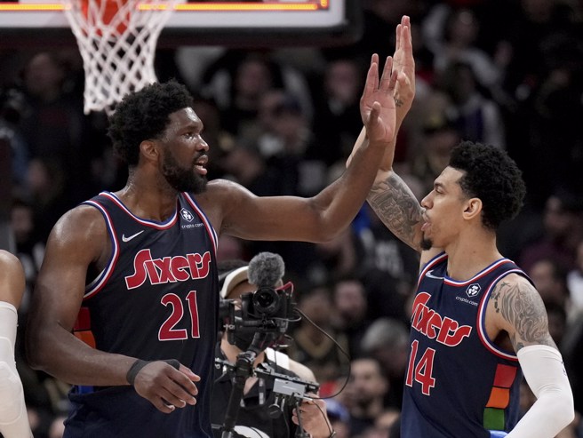 恩比德(左)前役赛后右手拇指看起来并无肿胀情况。(美联社资料照)