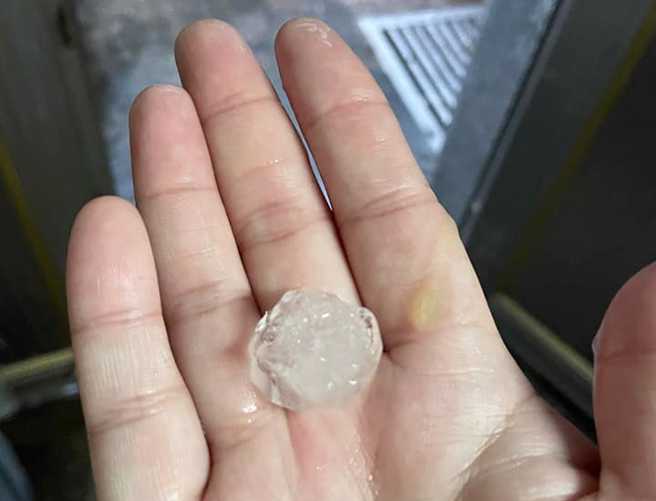 嘉義水上鄉今天下冰雹。（圖／翻攝自臉書粉專綠豆嘉義人）