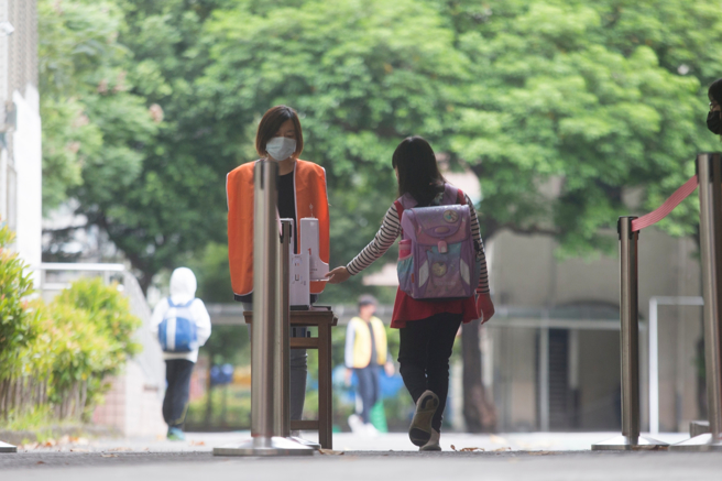 一名台南黄小姐表示，孩子因曾跟确诊者搭乘同校车，因此被匡列、收到居家隔离简讯，没想到卫生所的承办人态度却非常消极称，甚至爆气问「有那么急吗？谁叫妳来的？」更说居隔单不用那么快开，态度相当恶劣。（图／示意图，记者杜宜谙摄影）