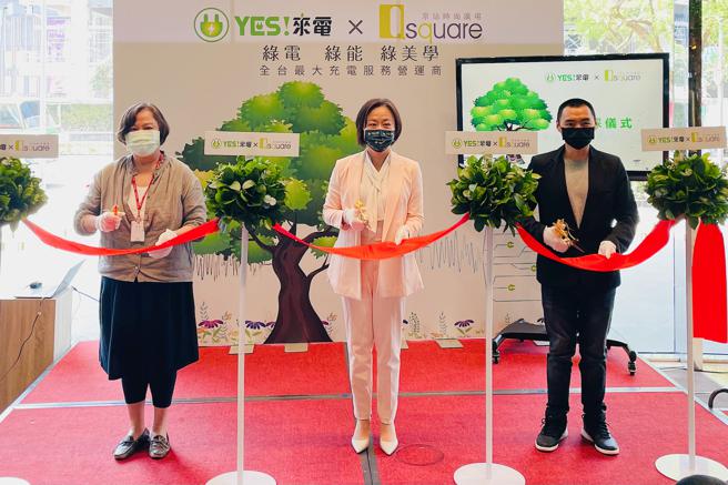 京站柯愫吟总经理、裕电能源总经理高秀枝、旧鞋救命创办人杨右任 合影。（京站提供）