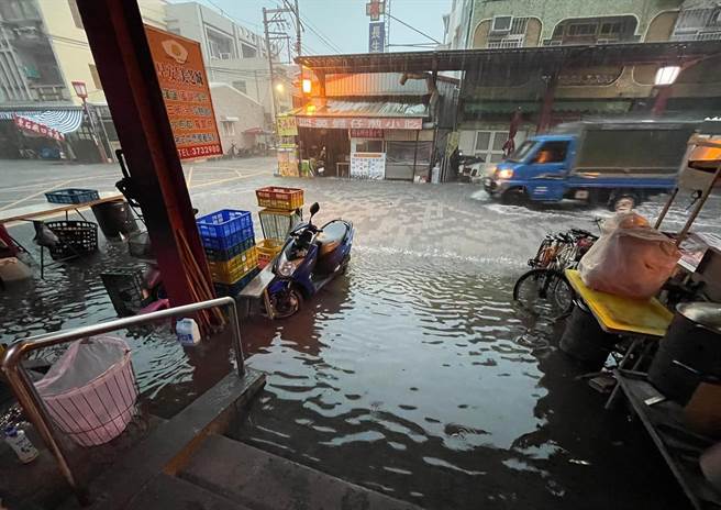 嘉義縣包辦全台累積雨量前10名，東石低漥地區一度傳出積淹水狀況。（取自「東石之美」臉書∕呂妍庭嘉義傳真）