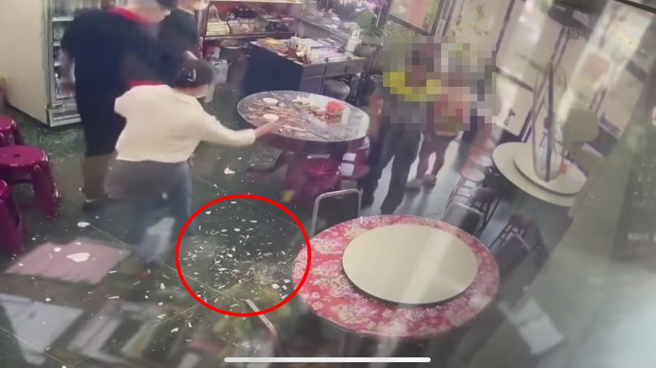 对店员咆啸又摔盘，奥客夫妇道歉了！（图／爆料公社二社）