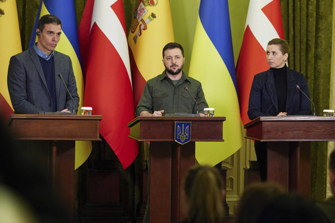 西班牙總理桑傑士21日與丹麥總理佛瑞德里克森一同訪問基輔，會晤烏克蘭總統澤倫斯基。(圖／美聯社)
