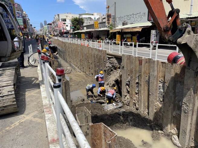 凤山新富路192号前，上个月水利局包商挖断配电地下电缆10廻线，今天上午水利局包商，与台电公司包商一功营造，共同作业办理復旧，造成电缆故障，责任归属会勘中。（台电提供）