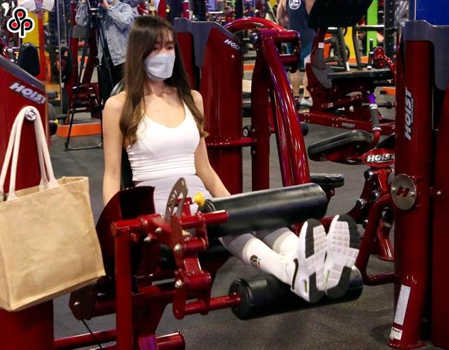 中央流行疫情指揮中心日前要求健身房及旅行社應接種三劑疫苗才能參加。（報系資料照）