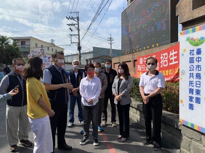 台中市长卢秀燕到家园检视防疫执行情形，了解进度，以提供家长安心送托的托育环境。（吴琼华服务处提供／卢金足台中传真）
