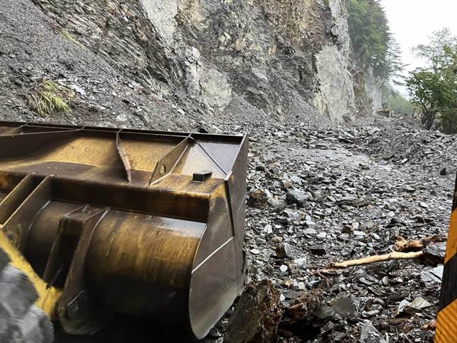 中横公路台8线117.4公里关原路段，因山区大雨，土石持续崩落。（公总提供／王志伟花莲传真）