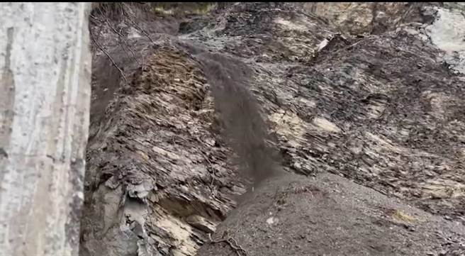 中横公路关原路段出现3处落石区，土石瞬间崩落。（公总提供／王志伟花莲传真）