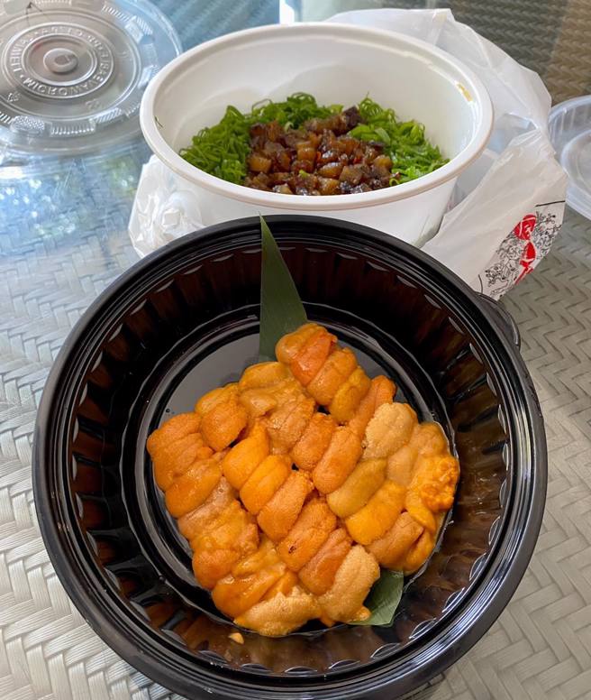 國民黨台北市議員張斯綱，刊出一張特別外帶送給媒體人「宅神」朱學恒的「蔥燒煨嵾海膽麵」照片，引發熱烈討論。（圖／取自張斯綱臉書）