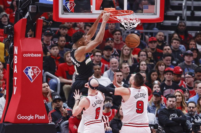 阿提托康波轻松双手灌篮取分。(路透)