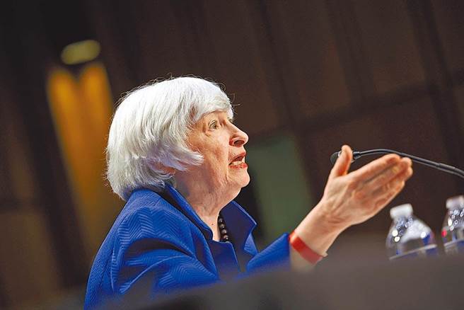 由於美國通膨率飆升，美國財政部長葉倫提出有意削減部分對華關稅來抑制通膨的打算。（新華社）